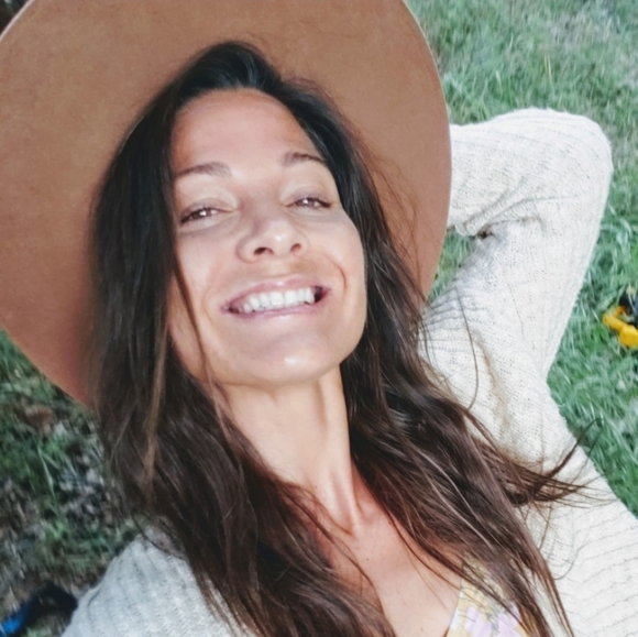 Meet your Posher, Christina. 5'7 125 lbs for fit - Picture 4 of 4